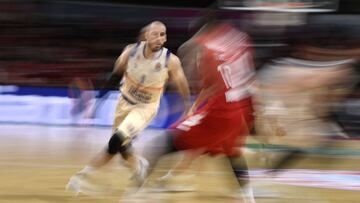 Munich (Germany), 07/02/2020.- Valencia's Quino Colom (L) in action against Munich's Greg Monroe during the Euroleague basketball match between Bayern Munich a?nd Valencia Basket in Munich, Germany, 07 February 2020. (Baloncesto, Euroliga, Alemania) EFE/EPA/LUKAS BARTH-TUTTAS