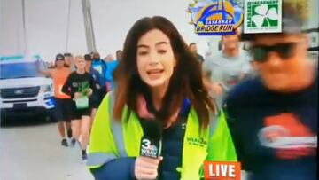 Imagen del momento en que Thomas Calloway le toca el trasero a la reportera Alex Bozarjian durante el Enmarket Savannah Bridge Run en el estado de Georgia (Estados Unidos).