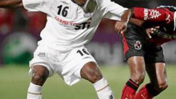 <b>LE GUSTA A JAVI. </b>Domingos, central del Santos, ya ha sido visionado por Clemente en estos días de preapertura del mercado navideño.