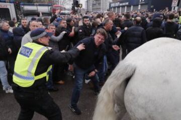 Pelea entre los seguidores del Tottenham y el Millwall