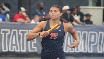 Sam Woods, la hija del golfista Toger Woods, compite durante una prueba de relevos en los Campeonatos Estatales de Atletismo de secundaria de Florida.