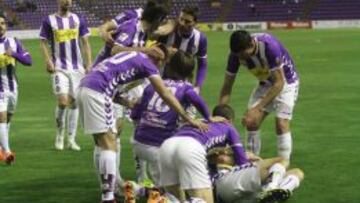 El Valladolid golea en el derbi y duerme en ascenso directo