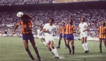 Mario Kempes durante la final de la Copa del Rey el 30 de junio de 1979 en el Vicente Calderón contra el Real Madrid. El Valencia levantaría la Copa tras ganar 2-0 a los blancos con doblete de Kempes. 
