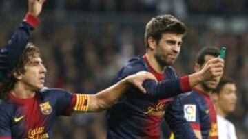 DETALLAZO. Puyol recriminó a Piqué estar pendiente del mechero.