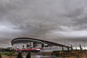 El aviso de la AEMET de alerta roja por previsión de lluvias torrenciales en Madrid obligó a suspender el encuentro entre el Atlético de Madrid y el Sevilla. Descubre en esta galería cómo se encuentra las inmediaciones del estadio.