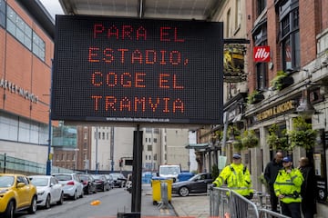 Un gran n¨²mero de aficionados del Atl¨¦tico de Madrid han dado color en el d¨ªa de hoy a las calles de la ciudad inglesa a la espera del partido de cuartos de esta noche.