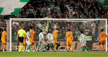 1-1. Crner que lanza Isco y Johnny Cardoso, libre de marca en un desajuste defensivo en el corazn del rea, remata de cabeza para superar a Thibaut Courtois e igualar la contienda.