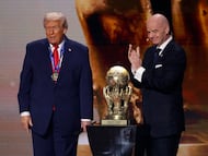 Donald Trump y Gianni Infantino, al momento en el que se concede el Premio de la Paz al republicano durante el sorteo del Mundial 2026 en Washington D.C.