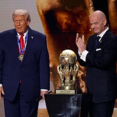 Infantino, acusado de romper la neutralidad política de FIFA por entregar el Premio de la Paz a Trump