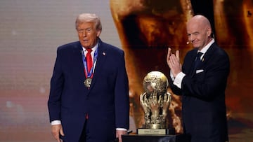 Donald Trump y Gianni Infantino, al momento en el que se concede el Premio de la Paz al republicano durante el sorteo del Mundial 2026 en Washington D.C.