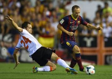 Tercera jornada de la Liga Bbva. Valencia - Barcelona. Iniesta y Michel.