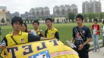 <b>FANS DEL ATLETI. </b>En Shanghai el Atlético recibió una calurosa acogida por los hinchas chinos.
