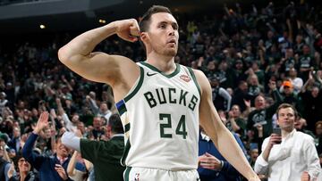 Pat Connaughton, durante un partido con los Bucks