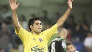 <B>NO FALLÓ.</B> Hubo un penalti a favor del Villarreal, Riquelme pidió el balón y esta vez no falló.
