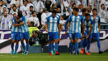 Los jugadores del Málaga celebran el gol.