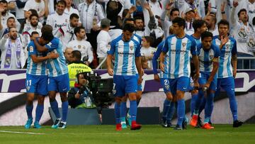 Los jugadores del M&aacute;laga celebran el gol. 