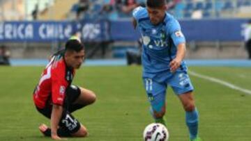 F&uacute;tbol, O&#039;Higgins v Deportes Iquique.
 Und&eacute;cima fecha, Campeonato de Apertura 2015.
 El jugador de Deportes Iquique Gaston Lezcano, derecha,  disputa el balon contra Sebasti&aacute;n Leyton
  de  O&#039;Higgins durante el partido de pri