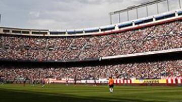 <b>LLENO TOTAL. </b>TSólo los abonados y las peñas llenarán el estadio Vicente Calderón en casi todos los partidos de la próxima temporada.