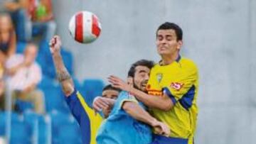 <b>PUGNA. </b>De la Cuesta lucha por controlar un balón.