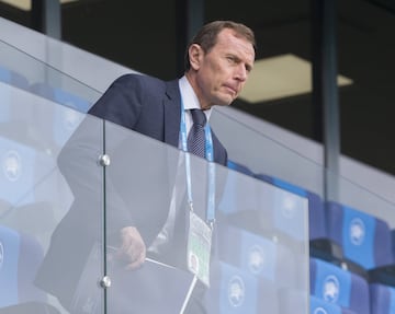 Butragueño viendo el entrenamiento desde las gradas.
