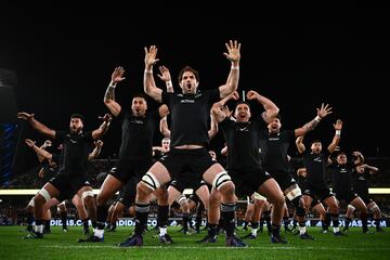 Sam Whitelock de los All Blacks lidera la Haka antes del partido del Campeonato de Rugby y la Copa Bledisloe entre los All Blacks de Nueva Zelanda y los Wallabies de Australia en Eden Park en Auckland, Nueva Zelanda.