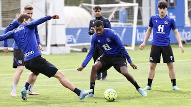 Isak, en un rondo de Zubieta