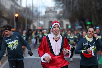 Un corredor vestido como un Papá Noel elegante durante la carrera popular de la San Silvestre Vallecana 2023.