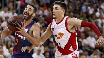 GRAF7566. BARCELONA 10/06/2018.- El escolta del FC Barcelona Lassa, Juan Carlos Navarro (i), avanza con la pelota ante la presencia de Matt Janning (d), del Kirolbet Baskonia, durante el cuarto partido de los play off de semifinales de final de la Liga ACB de baloncesto jugado esta tarde en el Palau Blaugrana de Barcelona. EFE/Andreu Dalmau