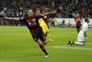 Los rostros de Javier Chicharito Hernández tras marcar su primer gol con el Bayer Leverkusen en Champions