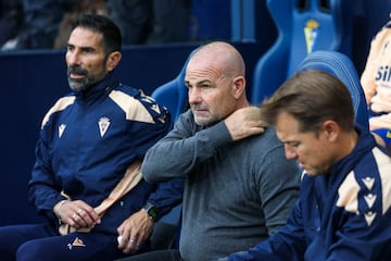 Paco López junto a Manu Poblaciones y Toni López en el banquillo en la tarde de hoy frente al Málaga.