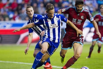 Marcos Llorente (left) in action for Deportivo Alavés.