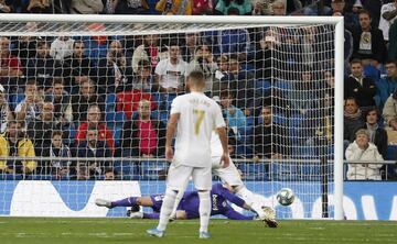 El VAR revisó y mandó repetir el primer penalti lanzado por Sergio Ramos que paró Juan Soriano. La infracción del portero pepinero, no tener los pies en la línea de portería tras el tiro del defensa blanco.