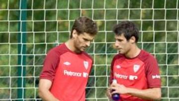 Javi Martínez se entrena junto a Fernando Llorente.