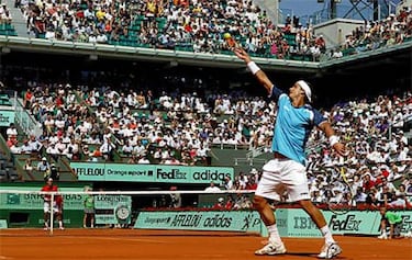 Djokovic alarga su racha y Federer despide a Feliciano