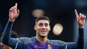 Roberto Fernández celebra uno de sus goles.