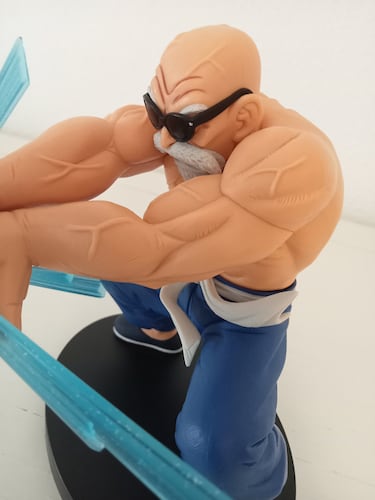 ‘Dragon Ball’: Mutenroshi hipermusculado lanzando su Kamehameha en una apoteósica figura