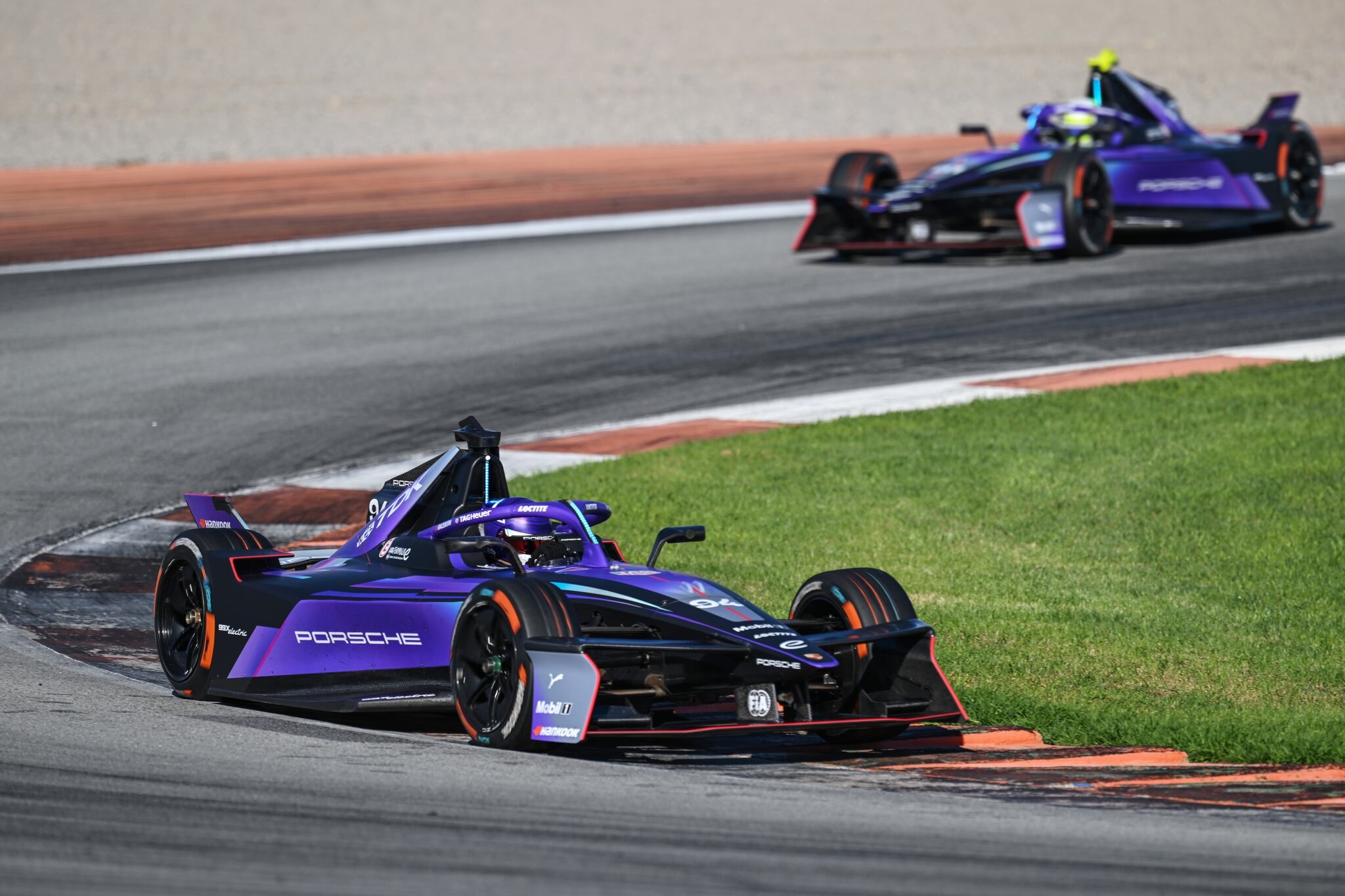 Los Porsche de Wehrlein y Müller, en los test de Fórmula E en Valencia.