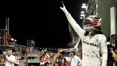 Lewis Hamilton celebra su pole en Singapur.