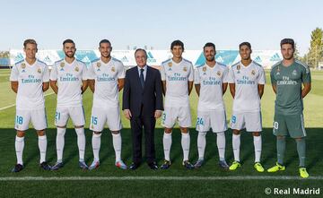 Foto oficial de los nuevos fichajes de esta temporada. De izda a dcha: Marcos Llorente, Borja Mayoral, Theo, Florentino Pérez, Jesús Vallejo, Dani Ceballos, Achraf y Luca Zidane.