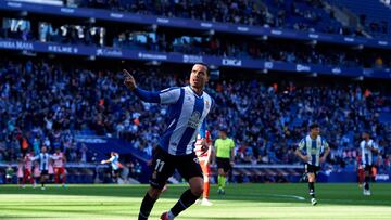 BARCELONA, SPAIN - NOVEMBER 06: Raul De Tomas of RCD Espanyol celebrates after scoring his team&#039;s second goal during the La Liga Santander match between RCD Espanyol and Granada CF at RCDE Stadium on November 06, 2021 in Barcelona, Spain. (Photo by A