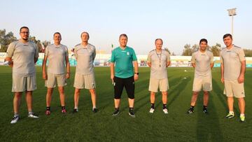 Juan Carlos Gómez Perlado (segundo por la izquierda), junto al resto del 'staff' de la selección de Irán.