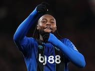 MANCHESTER (United Kingdom), 15/12/2025.- Antoine Semenyo of Bournemouth celebrates scoring the 1-1 goal during the English Premier League match between Manchester United and AFC Bournemouth, in Manchester, Britain, 15 December 2025. (Reino Unido) EFE/EPA/ADAM VAUGHAN EDITORIAL USE ONLY. No use with unauthorized audio, video, data, fixture lists, club/league logos, 'live' services or NFTs. Online in-match use limited to 120 images, no video emulation. No use in betting, games or single club/league/player publications.