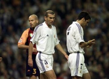 Zidane y Raúl se aprestan a incorporarse a su terreno de juego. Figo acababa de igualar el partido al transformar un penalti 