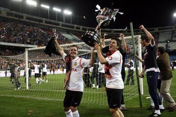 No marcó en la final, pero esa temporada gana la Copa del Rey con los ches tras vencer por 3-1 al Getafe. En la imagen celebra el título junto a Juan Mata.