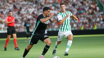 Fornals conduce perseguido por Pedro Ortiz.