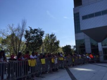 Aficionados colombianos esperan por los jugadores de la Selección en el Hotel W Hoboken.