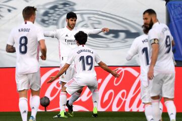 Los jugadores del Real Madrid celebrando el gol de Asensio