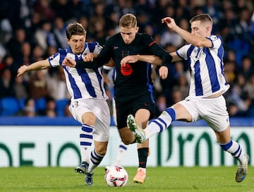 Fermín López avanza en carrera entre dos jugadores de la Real Sociedad.