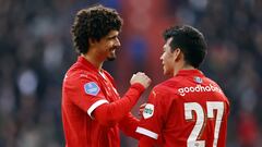 PSV's Brazilian defender #05 Andre Ramalho (L) and PSV's Mexican forward #27 Hirving Lozano (R) celebrate the 1-0 goal during the Dutch Eredivisie football match between PSV Eindhoven and PEC Zwolle at the Phillips stadium  in Eindhoven on November 12, 2023. (Photo by MAURICE VAN STEEN / ANP / AFP) / Netherlands OUT