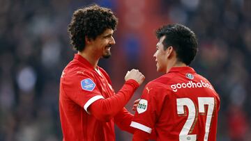PSV's Brazilian defender #05 Andre Ramalho (L) and PSV's Mexican forward #27 Hirving Lozano (R) celebrate the 1-0 goal during the Dutch Eredivisie football match between PSV Eindhoven and PEC Zwolle at the Phillips stadium in Eindhoven on November 12, 2023. (Photo by MAURICE VAN STEEN / ANP / AFP) / Netherlands OUT